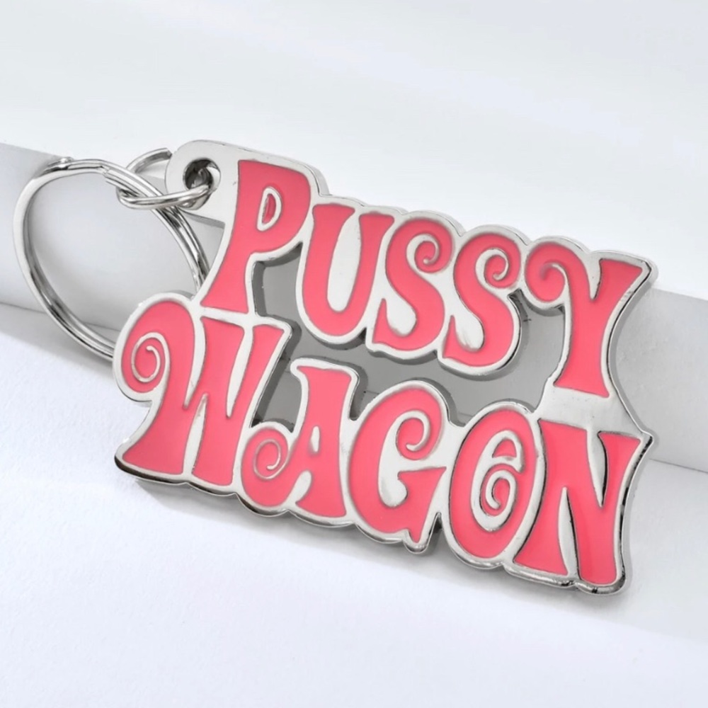 PUSSY WAGON keychain pink lettres.